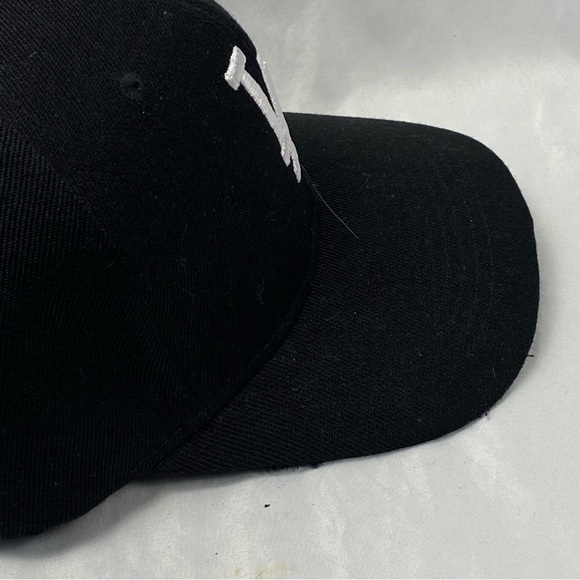 Black Baseball Cap with Embroidered LA Logo - Picture 11 of 13